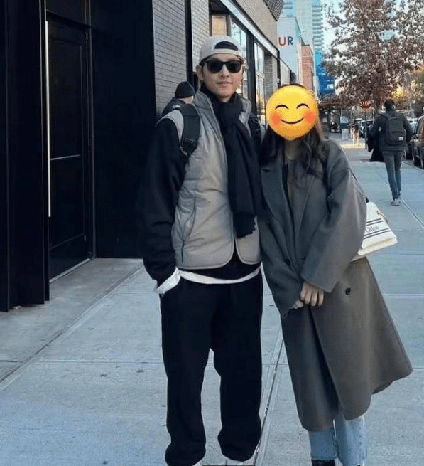 宋仲基一家被偶遇,妻子气质出众,1岁儿子坐婴儿车