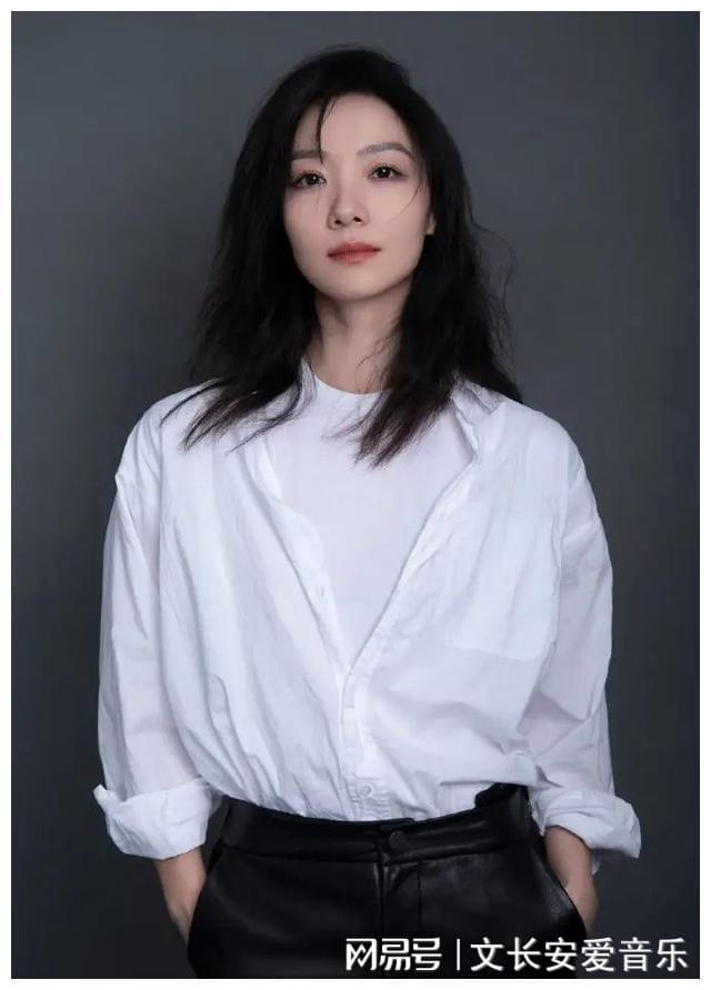 王传君夫妇合体逛街,39岁齐溪素颜露面